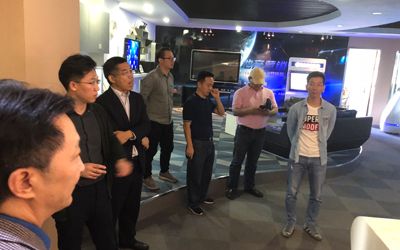 炫之風(fēng)文化創(chuàng)意有限公司總經(jīng)理邢海洲、副總經(jīng)理何吉祥進(jìn)行熱情接待