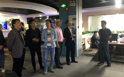 炫之風(fēng)文化創(chuàng)意有限公司多媒體技術(shù)總監(jiān)對全息紗幕投影系統(tǒng)進(jìn)行演示講解